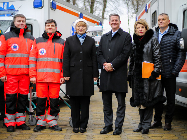 FOTO | Guvernul SUA a donat trei ambulanțe de terapie intensivă mobilă pentru nou-născuții din Republica Moldova