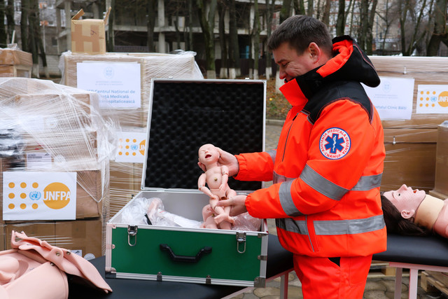 FOTO | Guvernul SUA a donat trei ambulanțe de terapie intensivă mobilă pentru nou-născuții din Republica Moldova