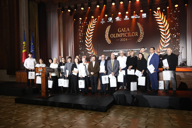 FOTO | La Chișinău a avut loc Gala Olimpicilor. Zeci de elevi și profesori au fost premiați pentru rezultate remarcabile
