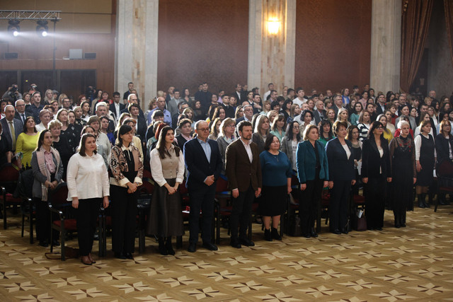 FOTO | La Chișinău a avut loc Gala Olimpicilor. Zeci de elevi și profesori au fost premiați pentru rezultate remarcabile
