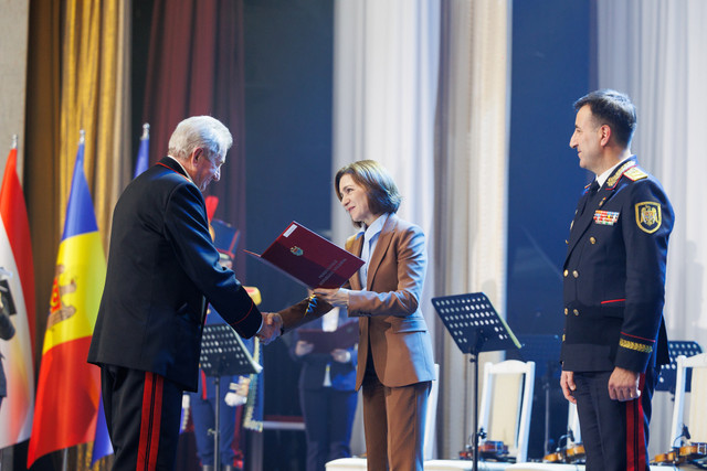 Maia Sandu, la ceremonia dedicată aniversării de 34 de ani a Poliției Naționale: „Vă suntem recunoscători pentru eforturile voastre și pentru curajul cu care serviți țara” 