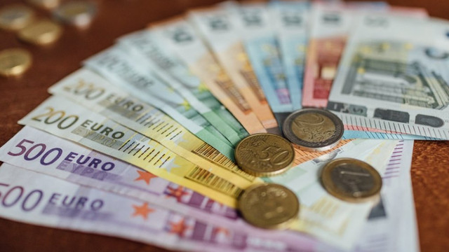 Euro și dolarul încep săptămâna cu scumpiri
