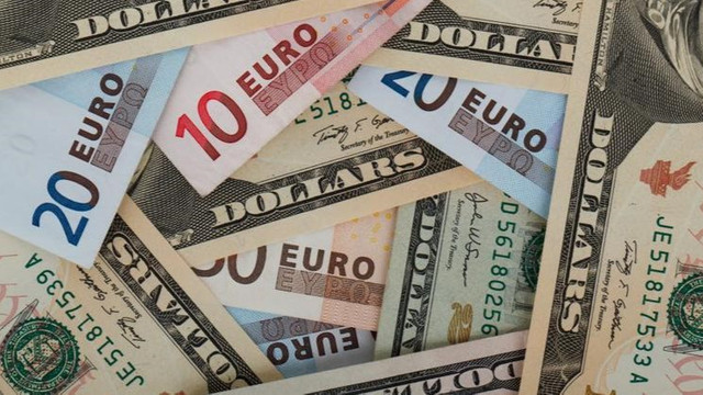 Euro se ieftinește, iar dolarul își ridică ușor cotația