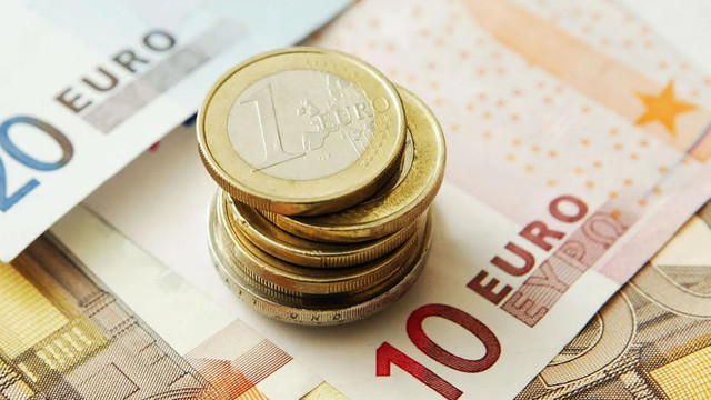 Euro și dolarul se ieftinesc ușor 