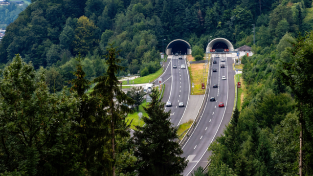 Autostrada Unirii | Primul tronson montan scos la licitație a ajuns la faza de depunere a ofertelor. 50% din lot va trece doar prin tuneluri sau viaducte