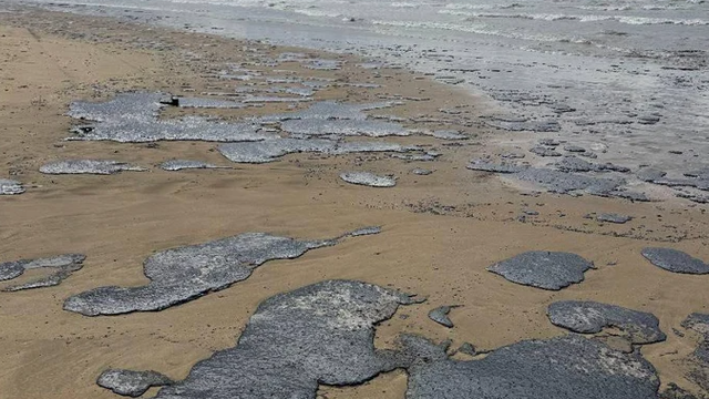 Poluarea cu păcură provocată de naufragiul celor două petroliere rusești în Marea Neagră s-a extins la aproape 50 de km pe coasta rusă