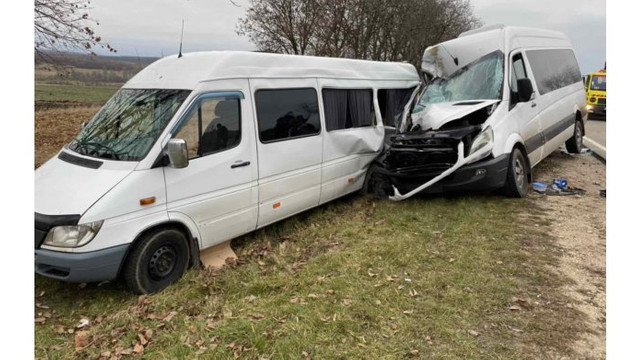 FOTO | Accident cu implicarea a două microbuze în raionul Sângerei: șase persoane au fost transportate la spital 