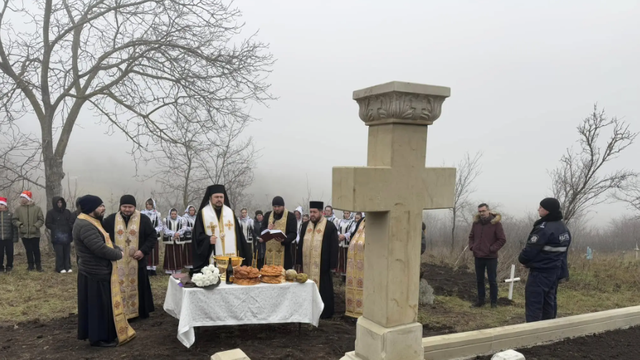 Episcopul Veniamin al Basarabiei de Sud a binecuvântat monumentul eroilor români din localitatea Lărguța. „Este datoria noastră să avem grijă de mormintele celor care s-au jertfit pentru apărarea patriei”