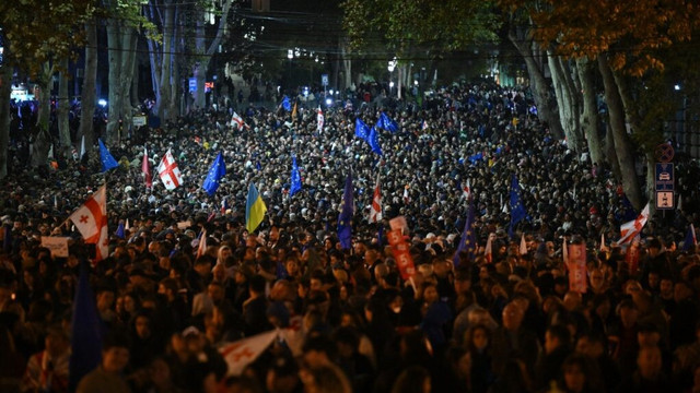 Mii de persoane protestează în Georgia, în timp ce noul președinte se pregătește să depună jurământul
