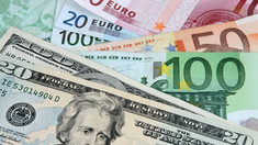 Euro se ieftinește la început de săptămână, iar prețul dolarului crește