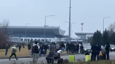 Alarmă de incendiu la Aeroportul Internațional Chișinău. Pasagerii și personalul, evacuați. UPDATE: Alarmă falsă, activitatea a fost reluată în regim normal