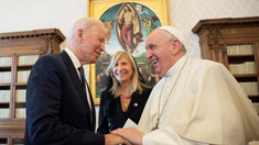 Joe Biden l-a decorat pe Papa Francisc cu medalia prezidențială a libertății, cea mai înaltă distincție civilă din SUA