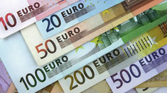 Dolarul se ieftinește, iar euro își menține cotația la început de săptămână