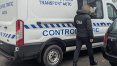 VIDEO | Patru angajați ai ANTA, reținuți după ce au luat mită de transportatori