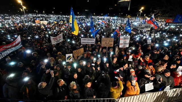 „Slovacia este Europa, noi nu suntem Rusia”. Zeci de mii de slovaci ieșit la protest în centrul Bratislavei