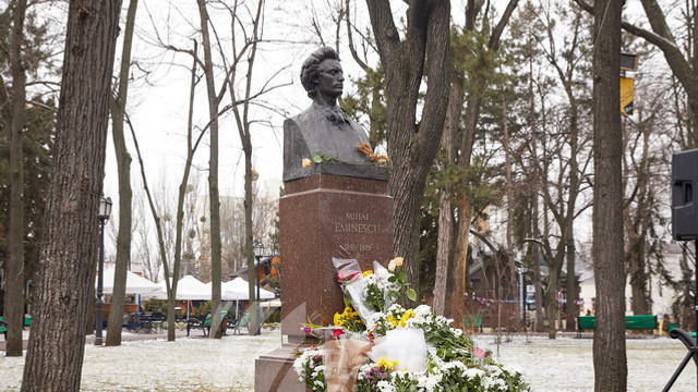 LIVE | Depunere de flori și recital poetic la bustul lui Mihai Eminescu cu ocazia Zilei Naționale a Culturii
