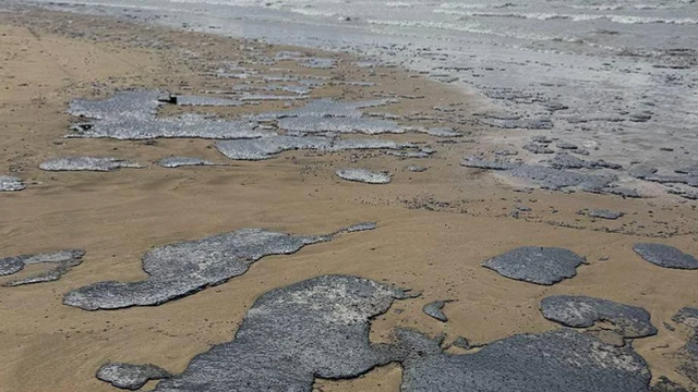 Noi pete de păcură au fost descoperite în Marea Neagră, după naufragiul celor două petroliere rusești în strâmtoarea Kerci