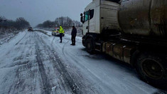 VIDEO | Mai multe vehicule, blocate pe partea carosabilă a drumului, din cauza condițiilor meteo 