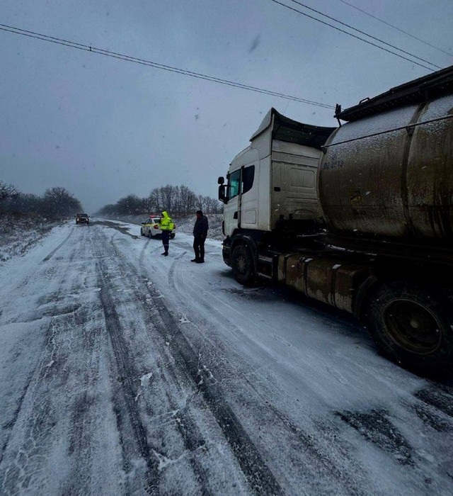 VIDEO | Mai multe vehicule, blocate pe partea carosabilă a drumului, din cauza condițiilor meteo 