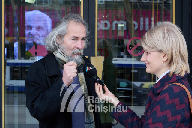 FOTO | „A plecat dintre noi un om care a simțit profund istoria, literatura și cultura noastră națională”. La Chișinău a avut loc mitingul de comemorare a scriitorului Vladimir Beșleagă 