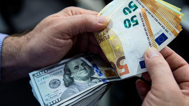 Euro se scumpește, iar dolarul se ieftinește ușor