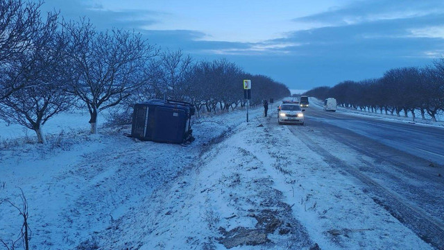 FOTO | Un autocar de pe ruta Kiev - Chișinău s-a răsturnat la Florești. 16 persoane au fost transportate la spital