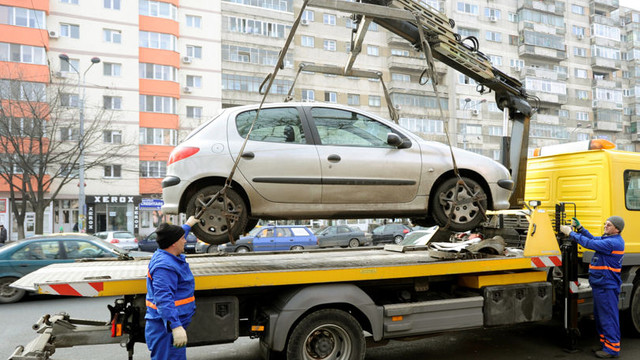 Condițiile în care vor putea fi ridicate vehiculele parcate neregulamentar.  Parlamentarii analizează un proiect de lege