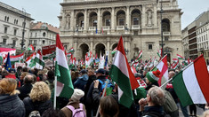 Zeci de mii de persoane au protestat la Budapesta împotriva premierului ungar Viktor Orban