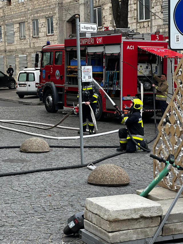 FOTO | Incendiu în centrul Chișinăului. Arde acoperișul unui restaurant