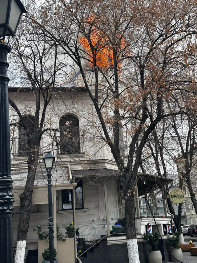 FOTO | Incendiu în centrul Chișinăului. Arde acoperișul unui restaurant