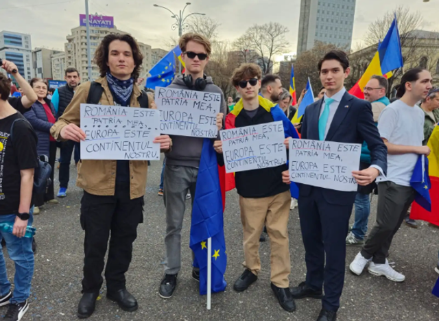 Peste 10.000 de oameni au participat la mitingul „EuRo Manifest din Piața Victoriei din București. „Vrem Europa, nu dictatură!”. Susținători ai lui Călin Georgescu, identificați în zonă