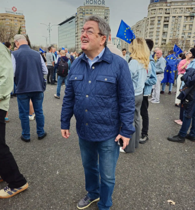 LIVE TEXT | Câteva de mii de persoane, acum, în Piața Victoriei din București, la mitingul „EuRo Manifest”. „Vrem Europa, nu dictatură!”. Susținători ai lui Călin Georgescu, identificați în zonă