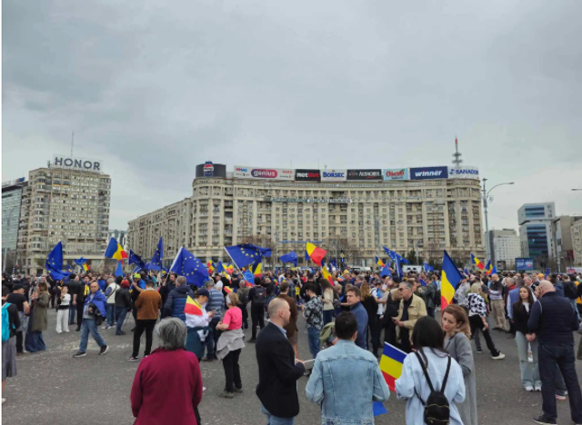 Peste 10.000 de oameni au participat la mitingul „EuRo Manifest din Piața Victoriei din București. „Vrem Europa, nu dictatură!”. Susținători ai lui Călin Georgescu, identificați în zonă