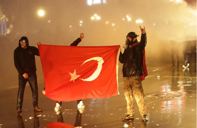 Cele mai violente proteste din ultimii zece ani din Turcia, după încarcerarea lui Ekrem Imamoglu. Gaze lacrimogene și gloanțe de cauciuc, folosite de forțele de ordine împotriva manifestanților (FOTO)