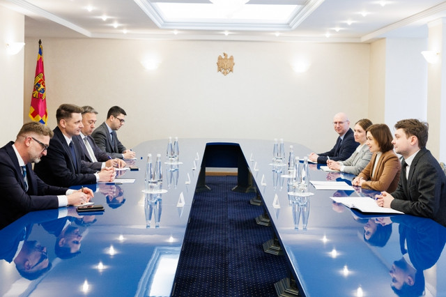 Consolidarea cooperării bilaterale și proiectele comune de infrastructură, discutate de Maia Sandu și președintele interimar al Senatului României, Mircea Abrudean (FOTO) Consolidarea cooperării bilaterale și proiectele comune de infrastructură, discutate de Maia Sandu și președintele interimar al Senatului României, Mircea Abrudean (FOTO)