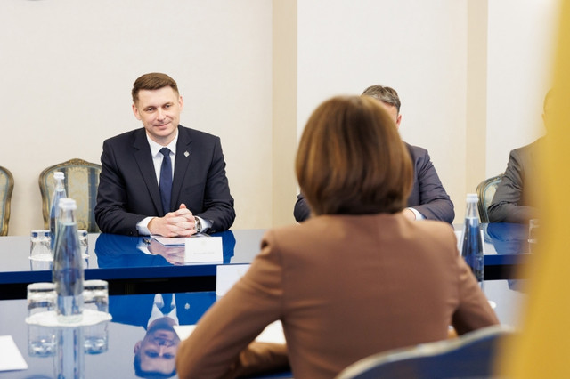 Consolidarea cooperării bilaterale și proiectele comune de infrastructură, discutate de Maia Sandu și președintele interimar al Senatului României, Mircea Abrudean (FOTO) Consolidarea cooperării bilaterale și proiectele comune de infrastructură, discutate de Maia Sandu și președintele interimar al Senatului României, Mircea Abrudean (FOTO)