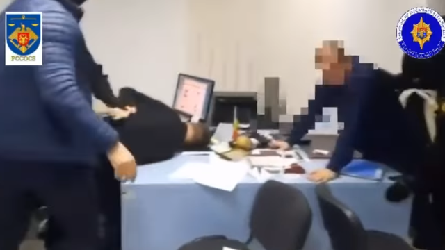 VIDEO | Doi funcționari ai Inspectoratului General pentru Migrație din Bălți, condamnați la închisoare pentru corupție