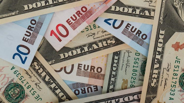 Euro se scumpește, iar dolarul se ieftinește