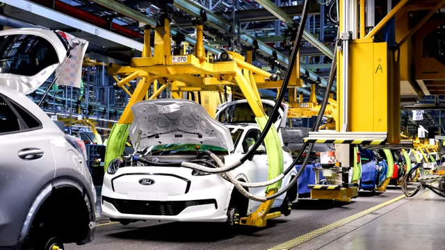 Ford Otosan Craiova începe livrarea primelor vehicule electrice fabricate în România