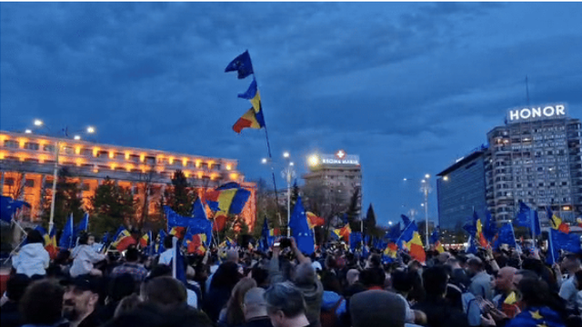 LIVE TEXT | Câteva de mii de persoane, acum, în Piața Victoriei din București, la mitingul „EuRo Manifest”. „Vrem Europa, nu dictatură!”