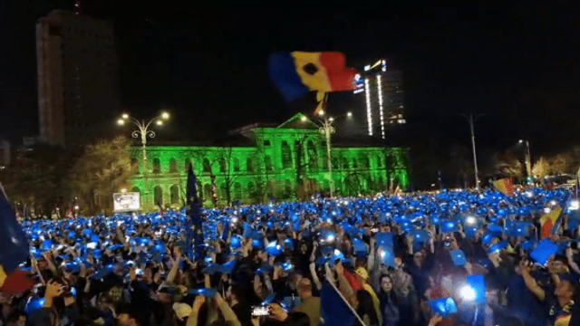 LIVE TEXT | CPeste 10.000 de oameni, acum, în Piața Victoriei din București, la mitingul „EuRo Manifest”, spun organizatorii: „Vrem Europa, nu dictatură!”. Susținători ai lui Călin Georgescu, identificați în zonă