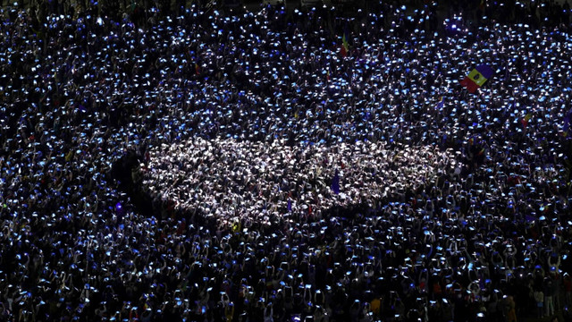 Peste 10.000 de oameni au participat la mitingul „EuRo Manifest” din Piața Victoriei din București. „Vrem Europa, nu dictatură!”. Susținători ai lui Călin Georgescu, identificați în zonă