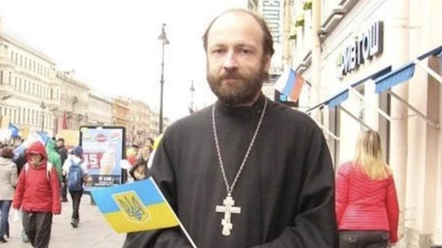 Un preot ortodox rus, arestat după ce în 2014 s-a fotografiat cu drapelul Ucrainei
 Un preot ortodox rus, arestat după ce în 2014 s-a fotografiat cu drapelul Ucrainei