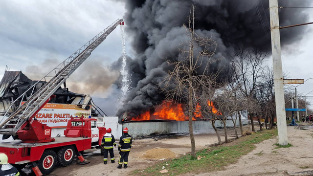 FOTO | Incendiu de proporții la Bălți. Peste 50 de pompieri sunt implicați în stingerea focurilor FOTO | Incendiu de proporții la Bălți. Peste 50 de pompieri sunt implicați în stingerea focurilor