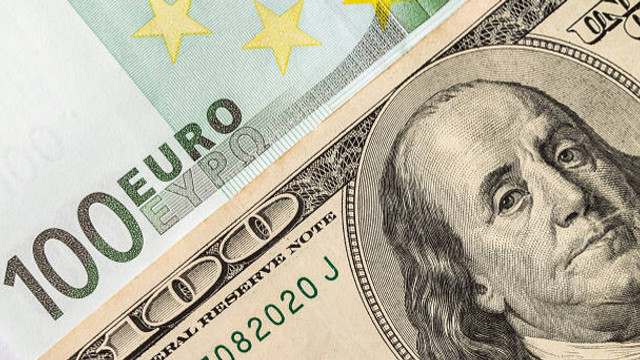 Euro și dolarul se ieftinesc la sfârșit de săptămână 