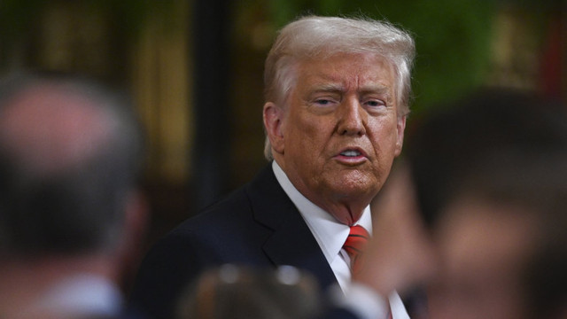 Trump a impus taxe vamale de 25% pentru importurile de mașini. Șoc pe piața auto, pierderi pe burse. Cum a reacționat UE Trump a impus taxe vamale de 25% pentru importurile de mașini. Șoc pe piața auto, pierderi pe burse. Cum a reacționat UE