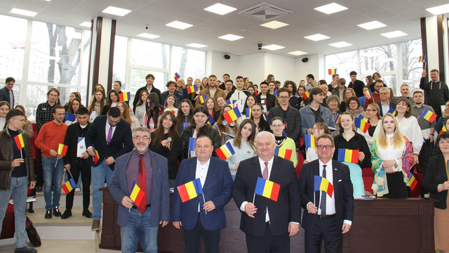 FOTO | Ziua Unirii Basarabiei cu România a fost marcată la USM printr-un eveniment organizat de Departamentul pentru Relația cu Republica Moldova FOTO | Ziua Unirii Basarabiei cu România a fost marcată la USM printr-un eveniment organizat de Departamentul pentru Relația cu Republica Moldova