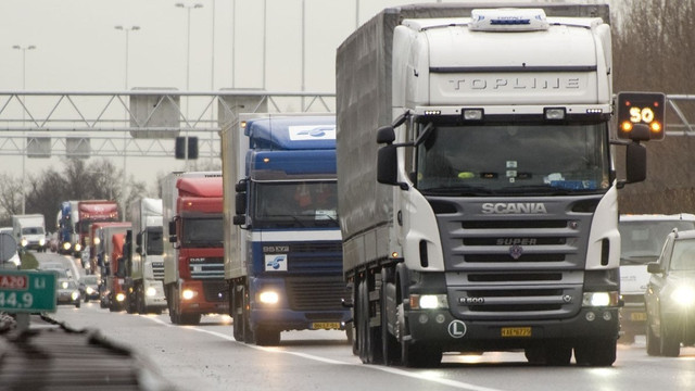 Noi reguli pentru transportatori: Taxele pentru folosirea drumurilor vor fi calculate în funcție de numărul de kilometri parcurși Noi reguli pentru transportatori: Taxele pentru folosirea drumurilor vor fi calculate în funcție de numărul de kilometri parcurși