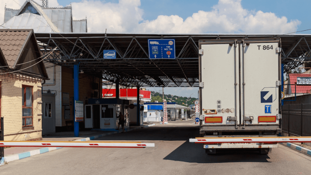 Transportatorii auto de mărfuri din R. Moldova nu mai au voie să intre pe teritoriul Rusiei, inclusiv pentru tranzit