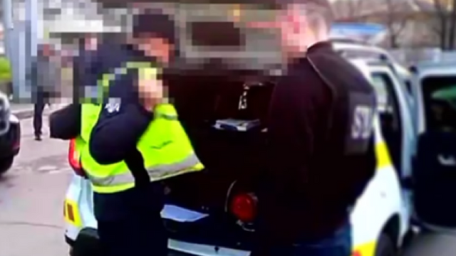 Agent INSP, reținut pentru corupție. E suspectat că a luat mită de la un șofer Agent INSP, reținut pentru corupție. E suspectat că a luat mită de la un șofer